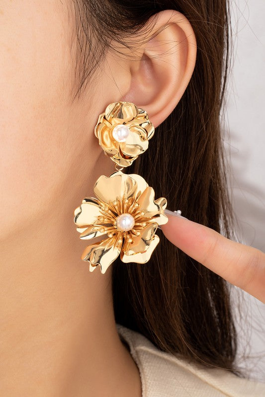 Aretes de flores doradas con perla
