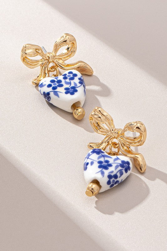 Aretes de corazón de porcelana
