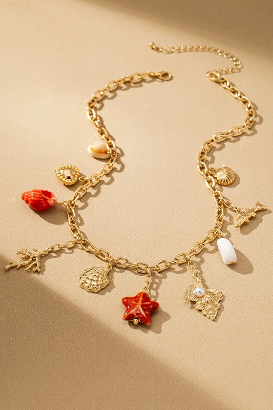 Collar baño de oro y charms de vidrio y porcelana