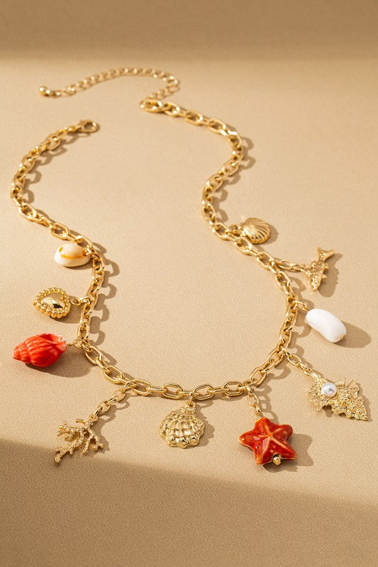 Collar baño de oro y charms de vidrio y porcelana