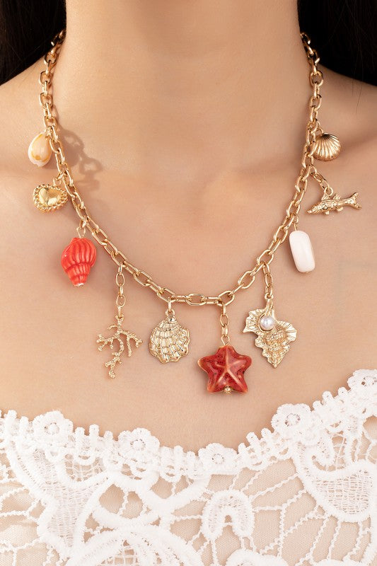 Collar baño de oro y charms de vidrio y porcelana